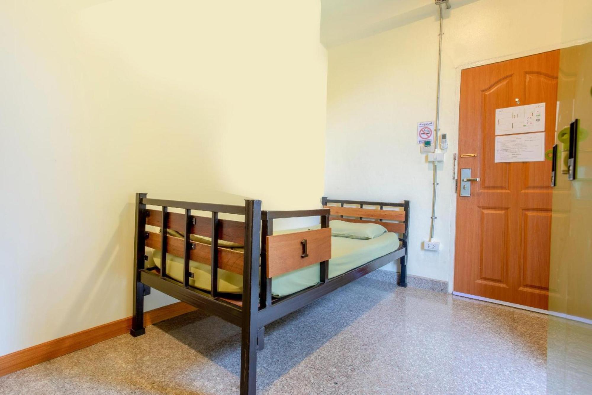 Oyo 928 Leaf Hostel Чиангмай Экстерьер фото